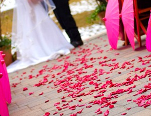 украсить свадьбу лепестками роз